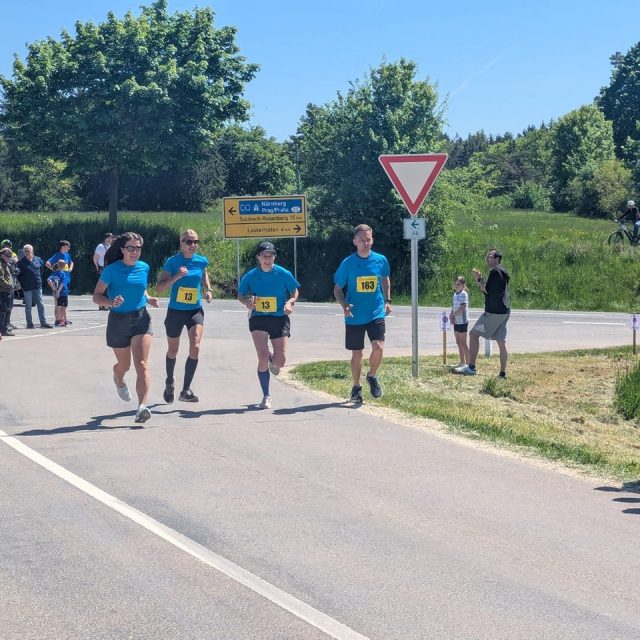 Dieses Jahr waren wir beim Landkreislauf Amberg-Sulzbach mit einer Herren- und Damenmannschaft am Start – und das mit großem Erfolg! 💪

🔹 Die Herren erliefen sich einen hervorragenden 24. Platz in der Männerwertung. (Gesamtplatzierung: 26)
🔹 Unsere Damen glänzten mit einem fantastischen 5. Platz in der Damenwertung. (Gesamtplatzierung: 79)

Gelaufen sind:
Max Wagner/Carolin Merkl-Nörl, Chris Bias/Melena Sommerer, Alexander Roth/Susanne Bär, Stefan Trager/Melanie Faulhaber, Lukas Schwendner/Franziska Sieß, Tobias Jobst/Theresa Sedlmeier, Johannes Luschmann/Paula Falter, Georg Jobst/Franziska Hauler, Thomas Ehrnsperger/Katharina Haas, Martin Schmalzbauer/Stella Glaser und Sebastian Siebert/Vera Siebert-Schmal.

#landkreiskauf2025 #erfolgreich #laufenmachtglücklich #blaundweiß #blaundweißeinlebenlang #djk #landkreisambergsulzbach #blsv #djkensdorf #ensdorfinderoberpfalz