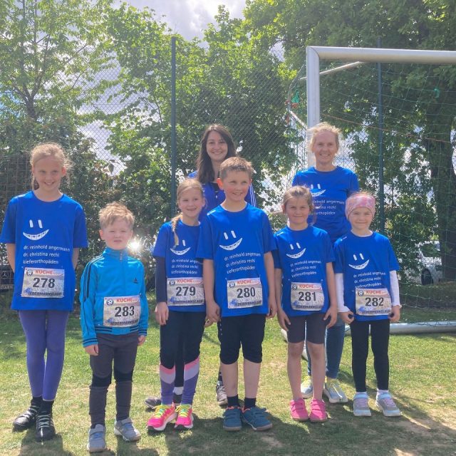 Zwei spannende Laufveranstaltungen standen kürzlich für unsere Nachwuchsläuferinnen und -läufer auf dem Programm: Der Mini-Maus-Lauf in Mendorferbuch sowie der 34. Jedermannslauf in Ebermannsdorf.

Beim Mini-Maus-Lauf in Mendorferbuch gingen die jungen Athletinnen und Athleten Thomas Greiner, Mayla Hammer, Emma und Nicolas Söllner sowie Marie Emmrich für uns an den Start. Bei bestem Wetter zeigten sie großen Einsatz und Freude an der Bewegung. Die Strecke war altersgerecht kurz gehalten und ideal für die jungen Starterinnen und Starter, die sich über Urkunden und Medaillen freuen durften.

Beim Jedermannslauf in Ebermannsdorf waren wir mit gleich mehreren Läuferinnen und Läufer in verschiedenen Altersklassen vertreten:

U8 | Bambini (Jg. 2018 und jünger, 600 m):

 * Johanna Ried erreichte einen tollen 5. Platz mit einer Zeit von 3:01 Minuten.
 * Lena Obermeier kam auf den 8. Platz (3:10 Min).
 * Jonah Hammer lief in der männlichen Wertung auf Platz 15 (2:59 Min).

U10 | Schüler & Schülerinnen D (Jg. 2016–2017, ca. 1,2 km):

 * Mayla Hammer belegte mit 6:42 Min den 12. Platz bei den Mädchen.
 * Andreas Ried erreichte ebenfalls Platz 12 bei den Jungen mit 6:35 Min.

U14 | Schüler & Schülerinnen A & B (Jg. 2010–2013, ca. 2,2 km):

 * Louisa Balk lief auf Platz 11 in ihrer Altersklasse mit einer Zeit von 14:05 Minuten.

Herzlichen Glückwunsch an alle Teilnehmerinnen und Teilnehmer! 🏃🏼‍♀🏃🏽

Immer dienstags findet das Lauftraining für Kinder von 17:30 Uhr bis 18:00 Uhr unter der Leitung von Beate Schmalzbauer am DJK-Sportgelände statt. Weitere Infos bei Beate unter: 0176-64467970. 😎

#landkreiscup #blaundweiß #blaundweißeinlebenlang #landkreisambergsulzbach #djk #blsv #djkensdorf #ensdorfinderoberpfalz