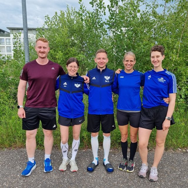 🏃‍♀️🏃‍♂️ Starke Leistungen beim Regensburger Halbmarathon!🏃🏼‍♀️🏃🏾‍♂️
Heute fand der Halbmarathon in Regensburg statt. 
Unter den Teilnehmern waren Susanne & Roman Bär, Vera & Sebastian Siebert sowie Franziska Hauler, die für die DJK Ensdorf an den Start gingen. 
Mit Ausdauer, Durchhaltevermögen und super Zeiten beeindruckten die 5 Läuferinnen und Läufer. Glückwunsch an alle Finisher! 🎉👏

#halbmarathon #laufen #halbmarathonregensburg  #laufenmachtglücklich #superleistung #blaundweiß #blaundweißeinlebenlang #djk #landkreisambergsulzbach #blsv #djkensdorf #ensdorfinderoberpfalz